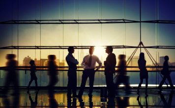 公共交通機関でもお構いなし 中国人が大声で話す理由とは?