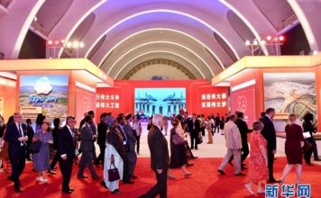 中華人民共和国成立70周年を祝う展覧会に各国大使が集結